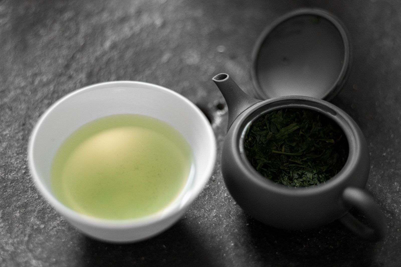 Kyusu negra y taza de gyokuro recién servido